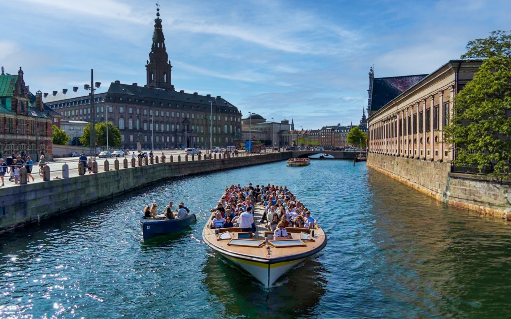 Crucero de 1 hora por los canales de Copenhague (Departure from Ved Stranden with Live Guide)