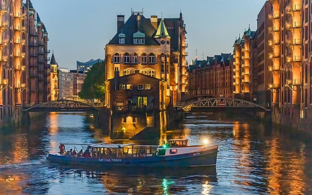 1,5-stündige große Lichterfahrt durch den Hafen (1.5h Grand Harbor Evening Lights Cruise)