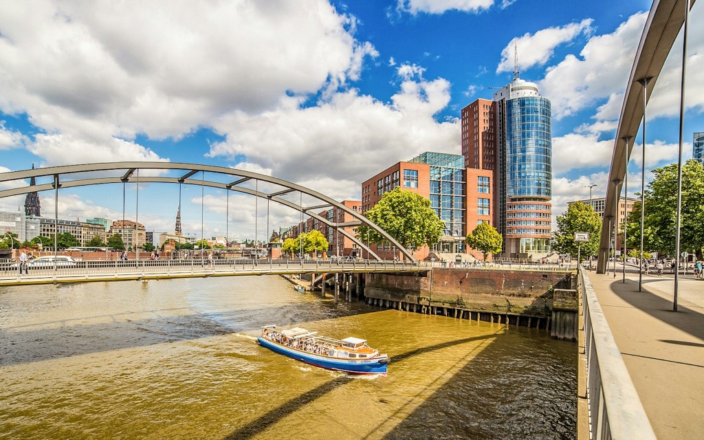 2-Hour Harbor Cruise in Hamburg with Live Commentary in German (2-hour Hamburg Harbor Boat Tour XXL)