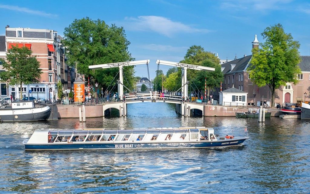 Amsterdam: 75-minütige Grachtenfahrt mit einem beheizten Boot mit verschließbarem Dach (From Heineken Experience Pier)