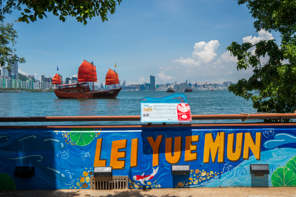 Aqualuna Dim Sum Cruise with Lei Yue Mun Self-Guided Tour (Aqualuna Dim Sum Cruise with Lei Yue Mun Self-Guided Tour (12:00 PM from TST or 12:15 PM from Central))