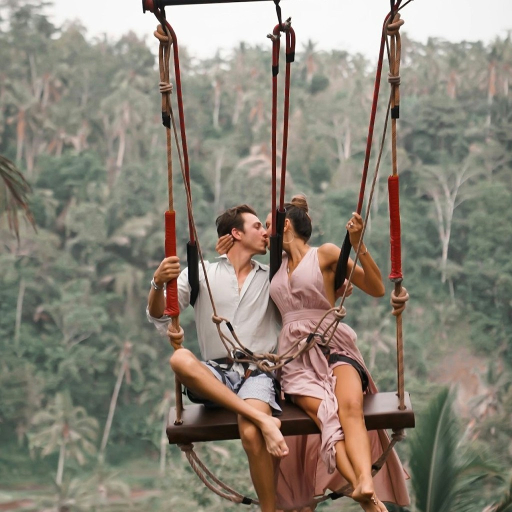 Bali: Leke-Leke Waterfall, Monkey Forest & Jungle Swing Tour with Transfer