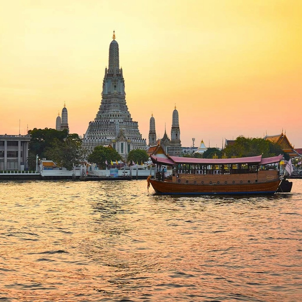 Banguecoque: Rio Chao Phraya Manohra Passeio de barco com jantar ao pôr do sol