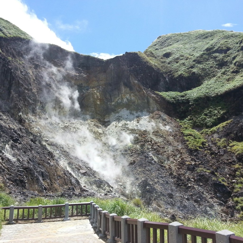 Beitou & Yangmingshan National Park: Guided Day Tour from Taipei