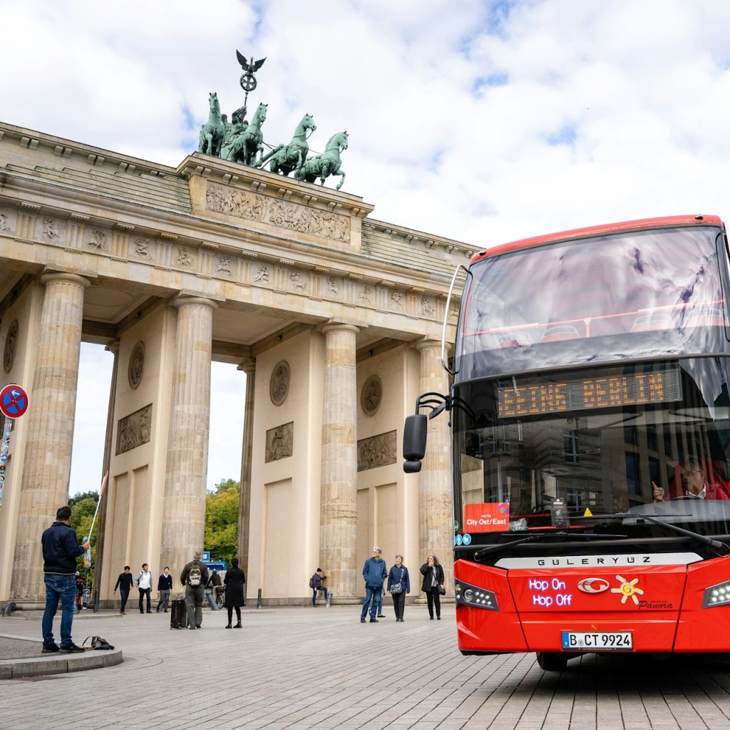 Berlin : 24-Hr Hop-on Hop-off Bus Tour + Berlin Dungeon Entry + Audio Guide