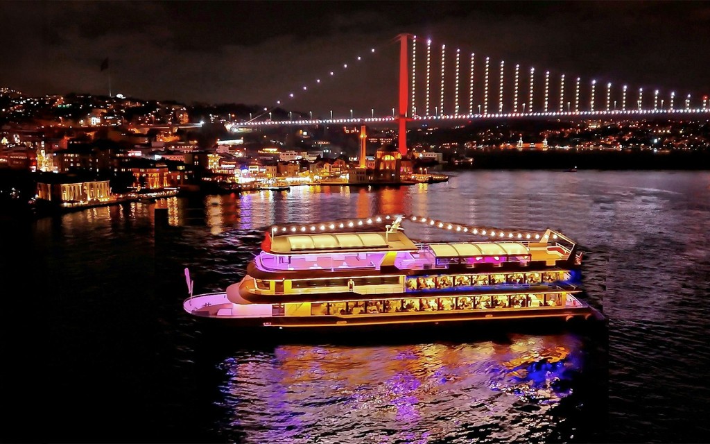 Bosporus-Dinner-Kreuzfahrt mit türkischer Show & privatem Tisch (VIP Dinner Menu, VIP Lounge & Unlimited Soft Drinks with Hotel Transfers)