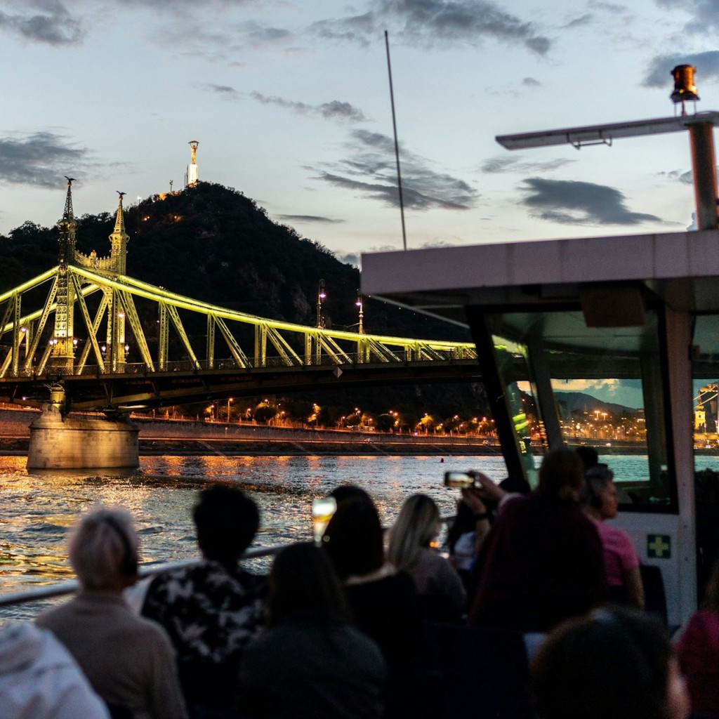 Budapest: Abendliche Bootstour auf der Donau + Audioguide + 1 Getränk