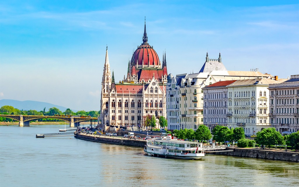 Budapest Danube River Sightseeing Cruise with Drinks (Evening Cruise with Unlimited drinks)