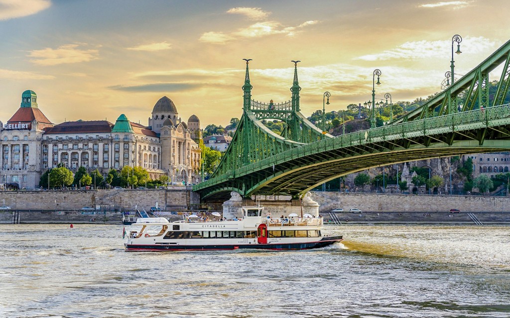 Budapest Premium Sightseeing Cruise with Tokaj Frizzante (Daytime Cruise with Tokaj Premium Frizzante)