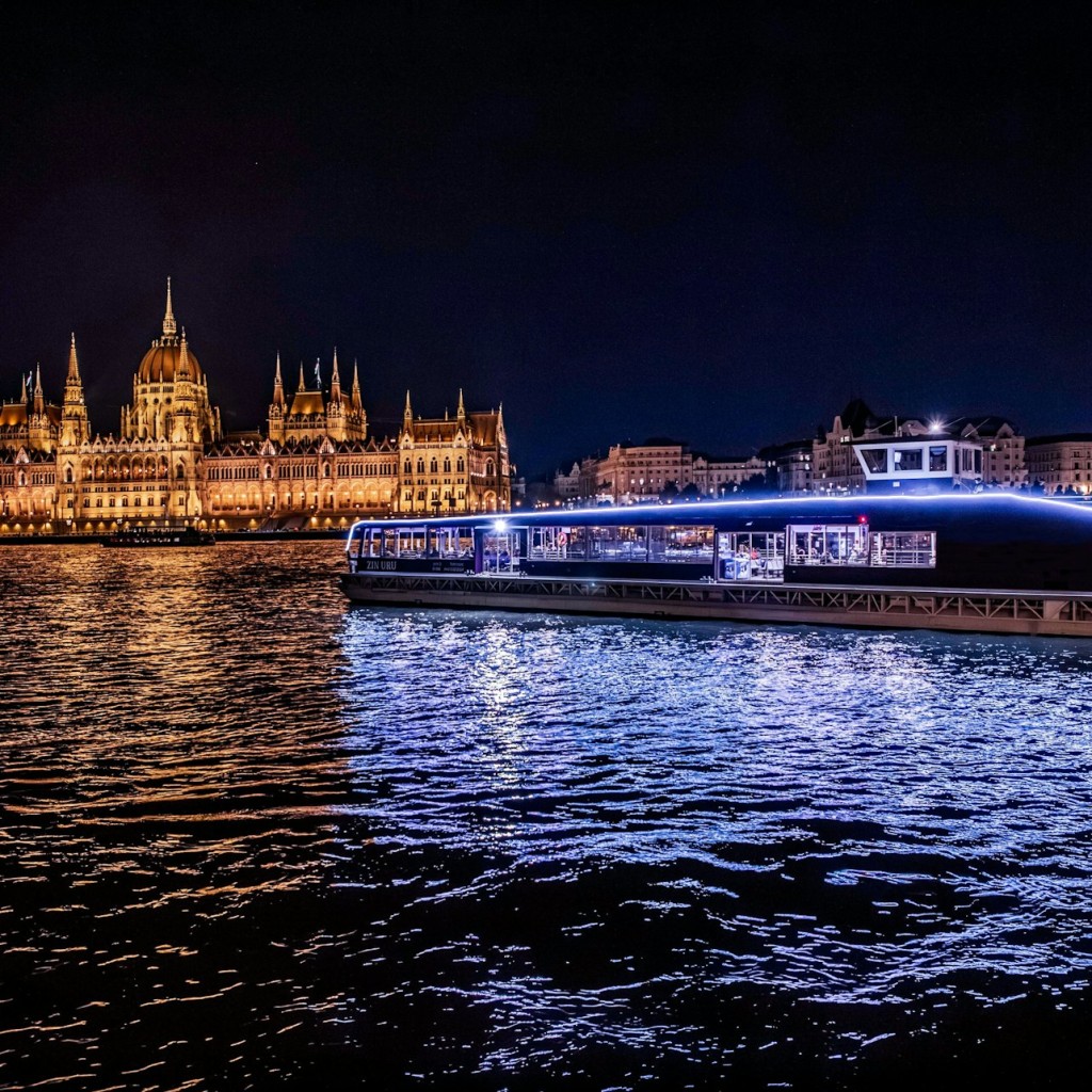 Budapest: Tour in barca da Buda + Guida audio
