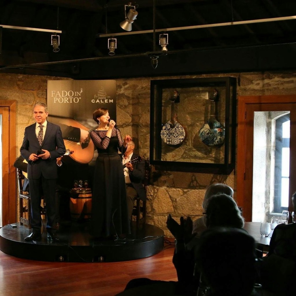Höhlen von Cálem: Geführte Tour mit Fado-Show und Wein