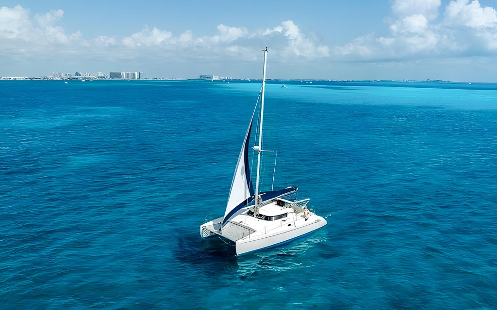 Cancún: Private Catamaran Tour to Isla Mujeres with Snorkeling (10+ Guests) (4-Hour Tour for 20 People)