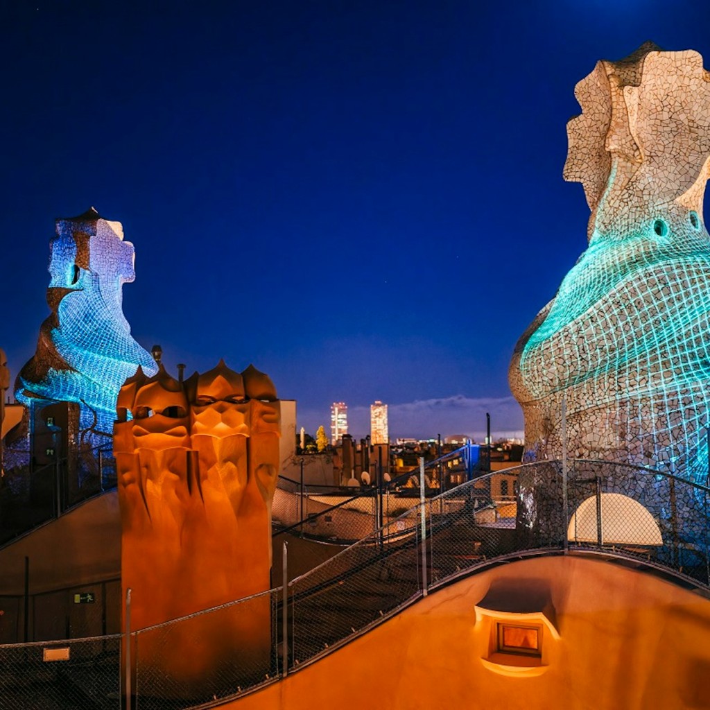 Casa Milà (La Pedrera): Tour nocturn guiat + Sopar opcional - Tour in Chinese
