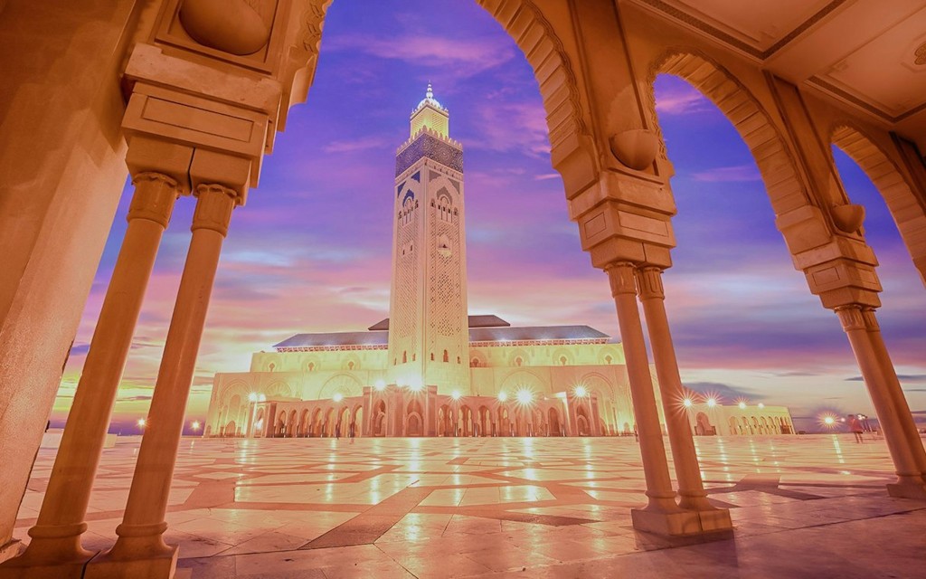 Casablanca Stadt & Hassan II Moschee Nachttour mit traditionellem marokkanischem Abendessen (Guided Night Tour with Airport Transfers)