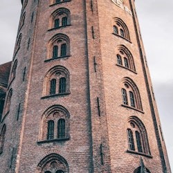 Kopenhaga: Morderstwo przy okrągłej wieży, samodzielne poszukiwanie tajemnic