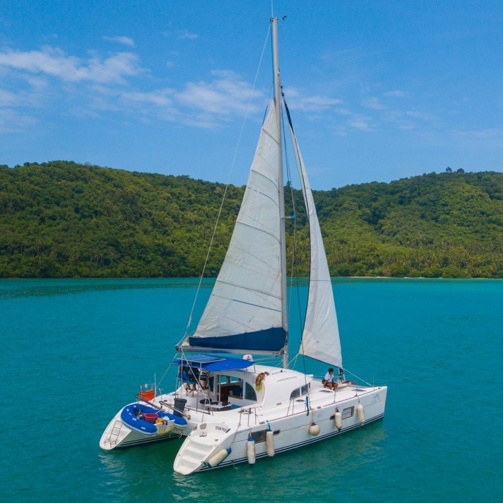 Illes Coral i Racha: creuer en catamarà +trasllats + dinar + snorkel
