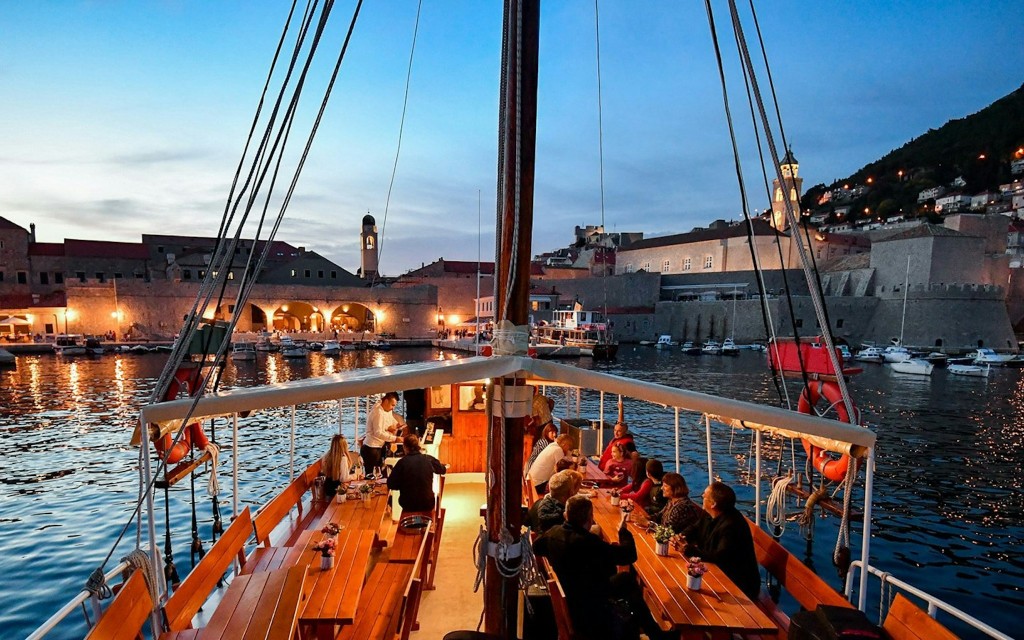 Crucero con cena frente a los muros de las ciudades de Dubrovnik al atardecer (Dinner Cruise in Front of Dubrovnik City Walls at Sunset)
