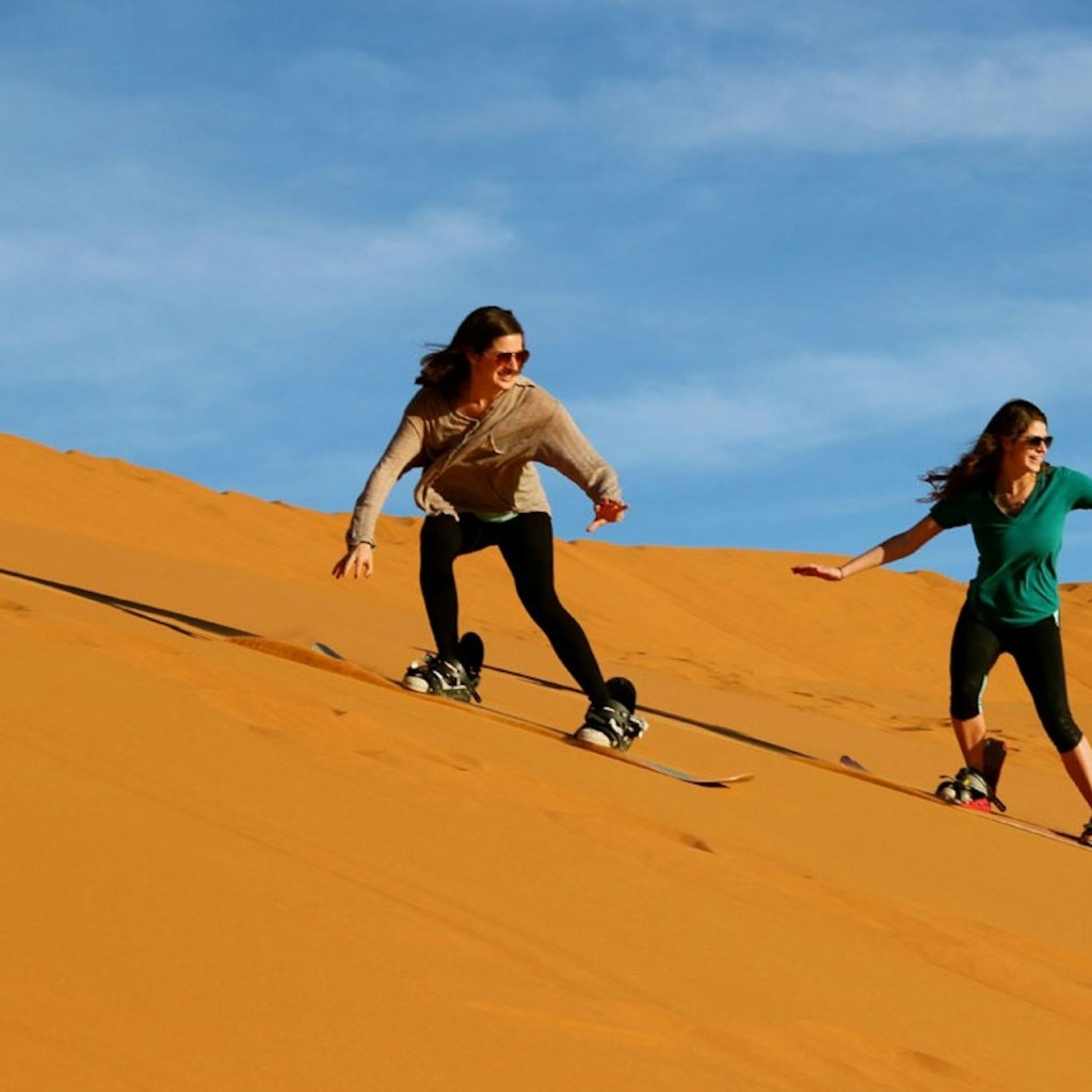Safari pel desert de Dubai: sandboard a les dunes vermelles, espectacle en directe i sopar