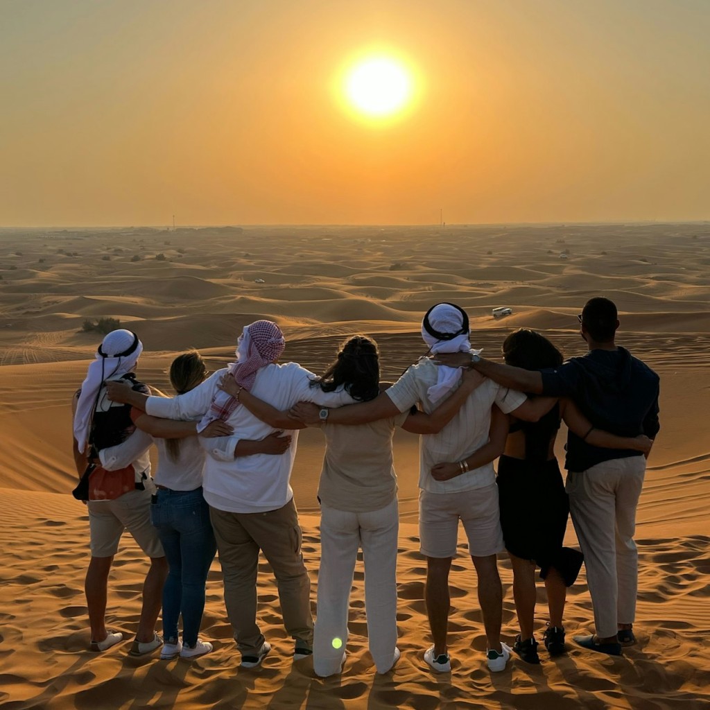 Safari serale nel deserto di Dubai: Sandboarding, giro in cammello e cena con barbecue