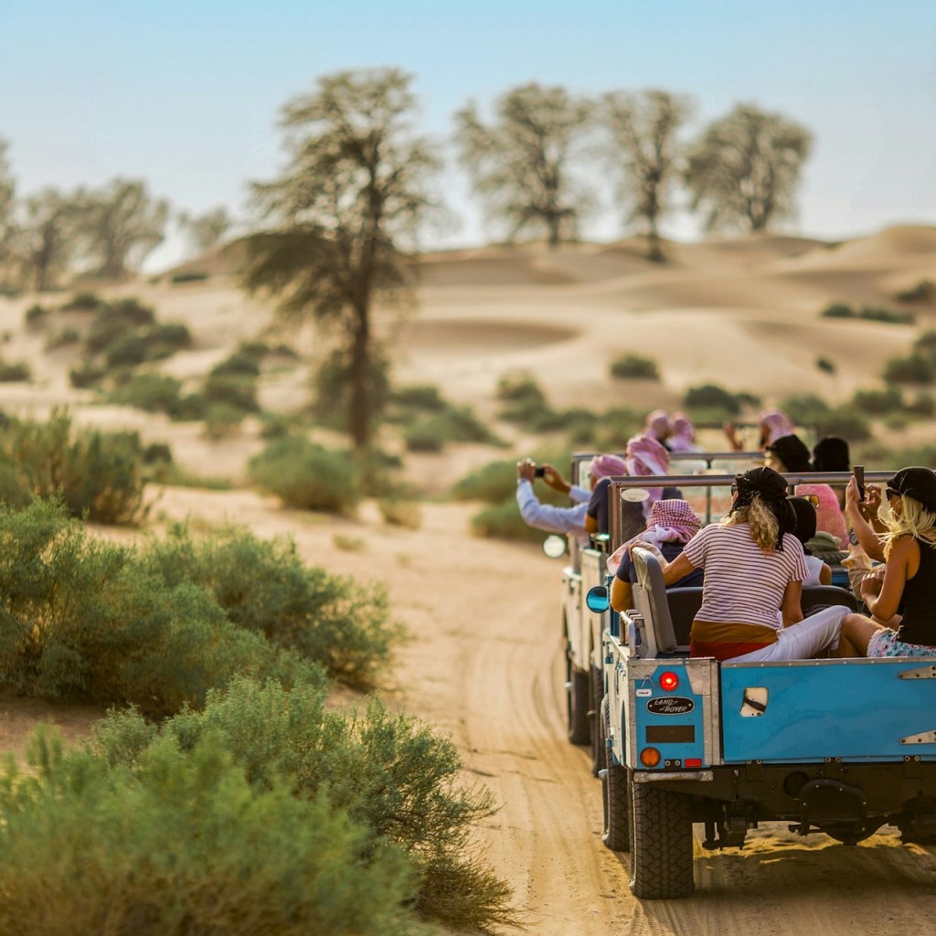 Dubai: Heritage Desert Safari in Vintage Land Rover + Transfers + Dinner