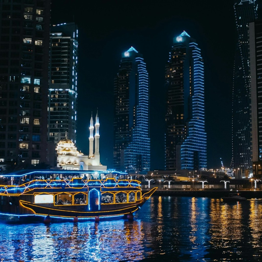 Dubai Marina: creuer en dhow amb sopar - Dhow Cruise Upper Deck + Transfers