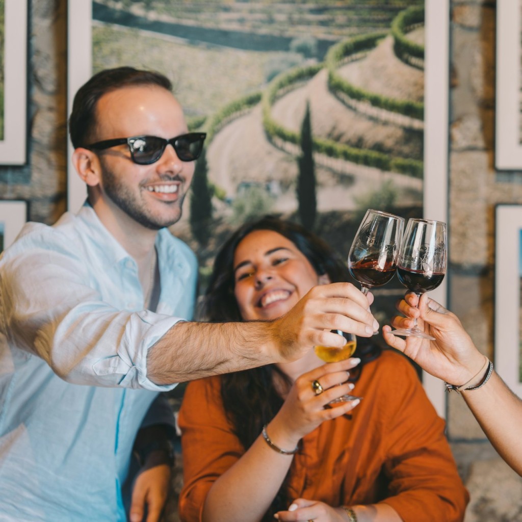 Caves de Vinho do Porto Fonesca: Visita Guiada e Prova + Espetáculo de Fado