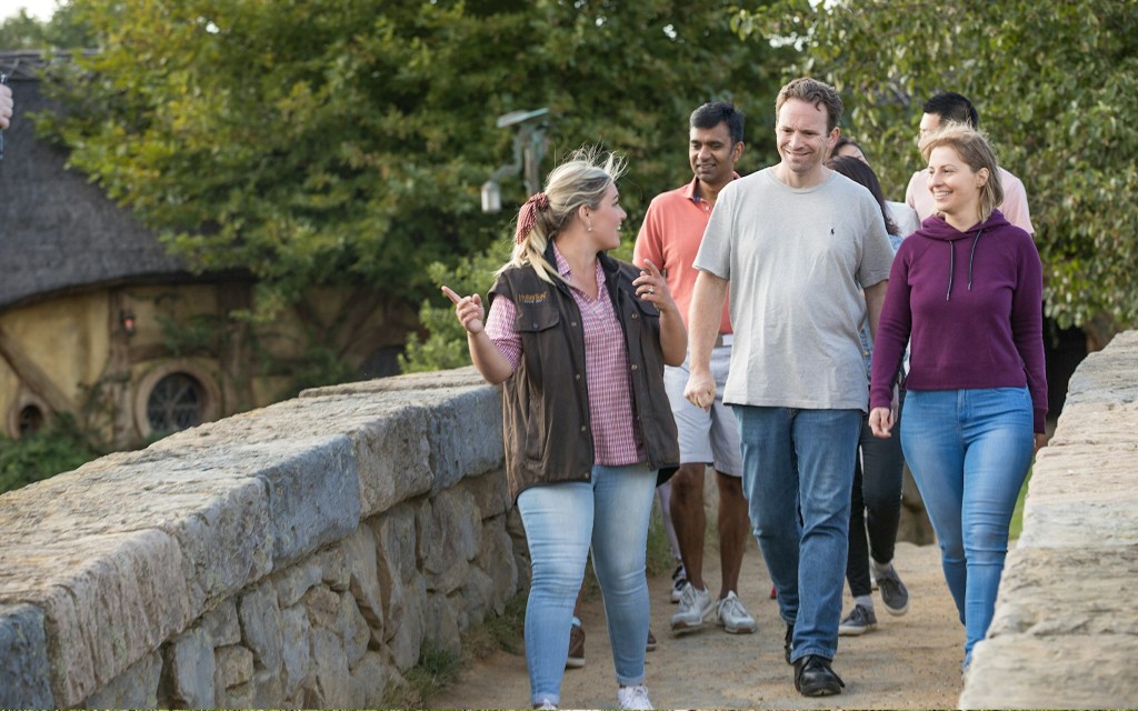Ab Auckland: Geführte Tour zum Hobbiton-Filmset mit optionalem festlichem Mittagessen (Coach Tour + Banquet Feast Lunch)