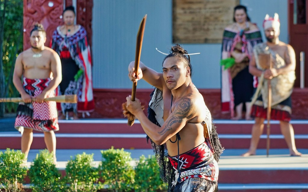 From Auckland: Hobbiton & Te Puia Tour with Festive Lunch & Hangi Dinner Buffet (Shared Tour)