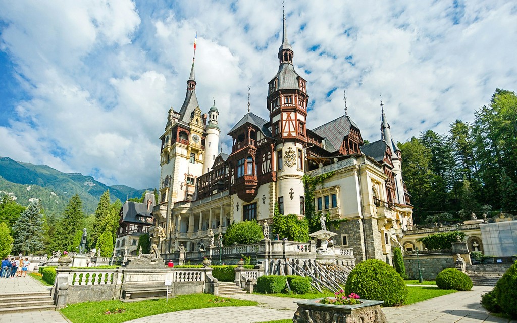 Ab Bukarest: Tour zum Schloss Peleș, Schloss Bran + Schloss Cantacuzino (Schloss aus „Wednesday“)
(Spanish Guided Tour with Live Guide)