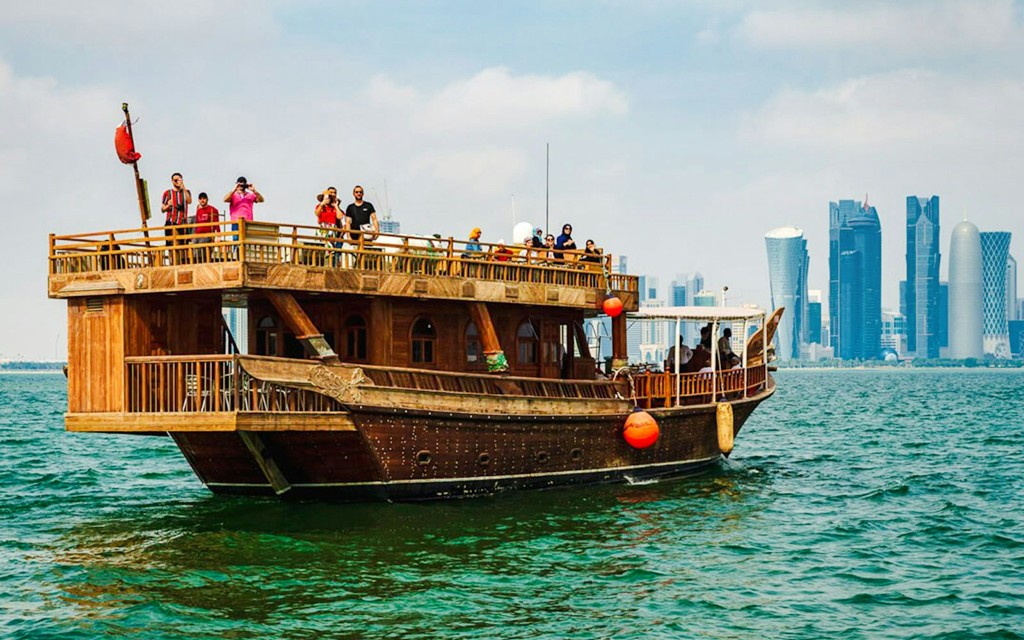 Desde Doha: Crucero turístico en dhow de 2 horas con cena (Sunset Dinner Dhow Cruise)