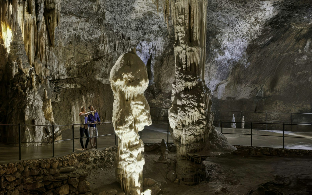 Von Ljubljana aus: Postojna-Höhle & Predjama-Burg geführte Tour (Postojna Cave & Predjama Castle Tour (Entry Tickets Not Included))