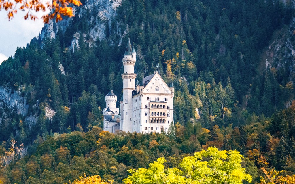 Full-Day Guided Tour of Neuschwanstein & Linderhof Palace Grounds