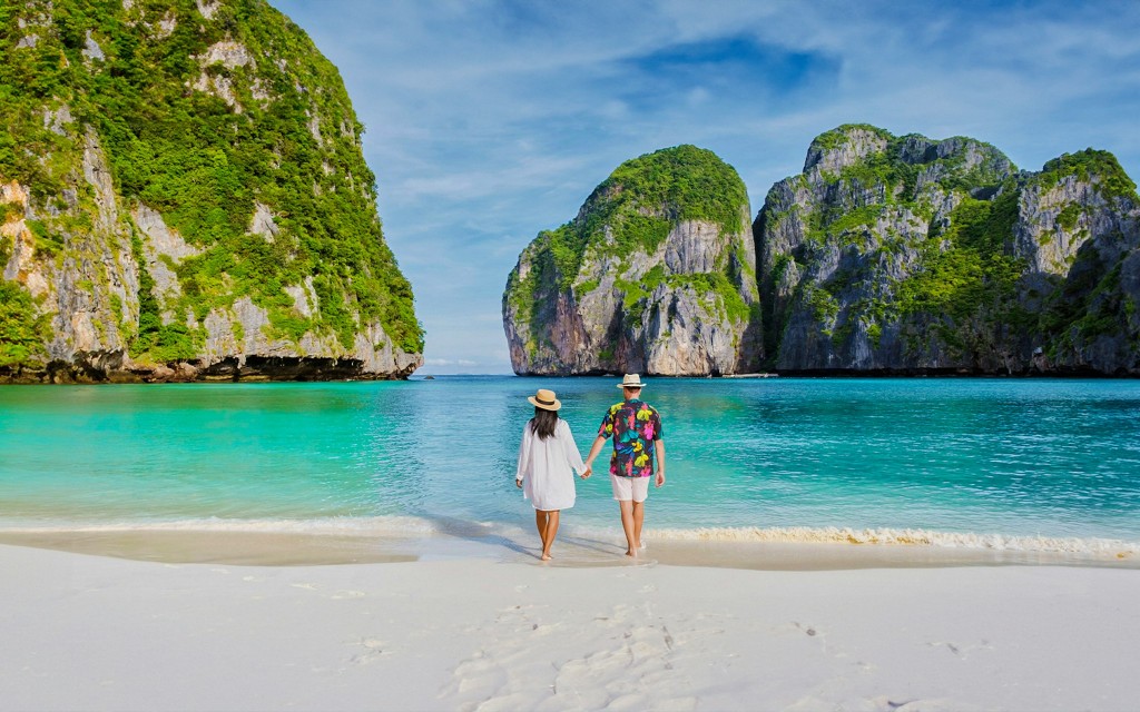 De Phuket: Phi Phi Island e Maya Bay Tour em lancha rápida com almoço e traslados do hotel (Full-Day Tour with Park Fees Excluded)