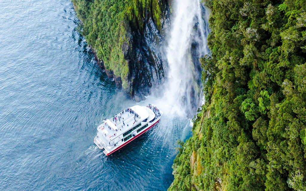 Au départ de Queenstown : Visite en hélicoptère et croisière de 4 heures dans le Milford Sound (4-hrs - Milford Sound Return Helicopter Flight from Queenstown + Cruise)