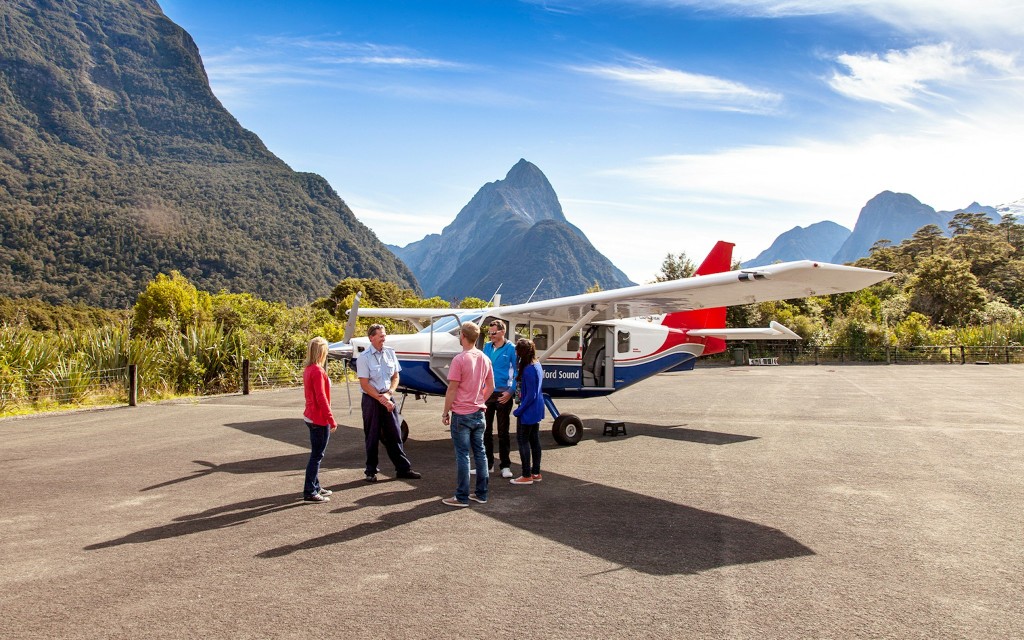 Ab Queenstown: Malerischer Flug und Bootsfahrt auf dem Milford Sound ( From Queenstown: Small Group Coach-Small Boat Cruise-Flight)