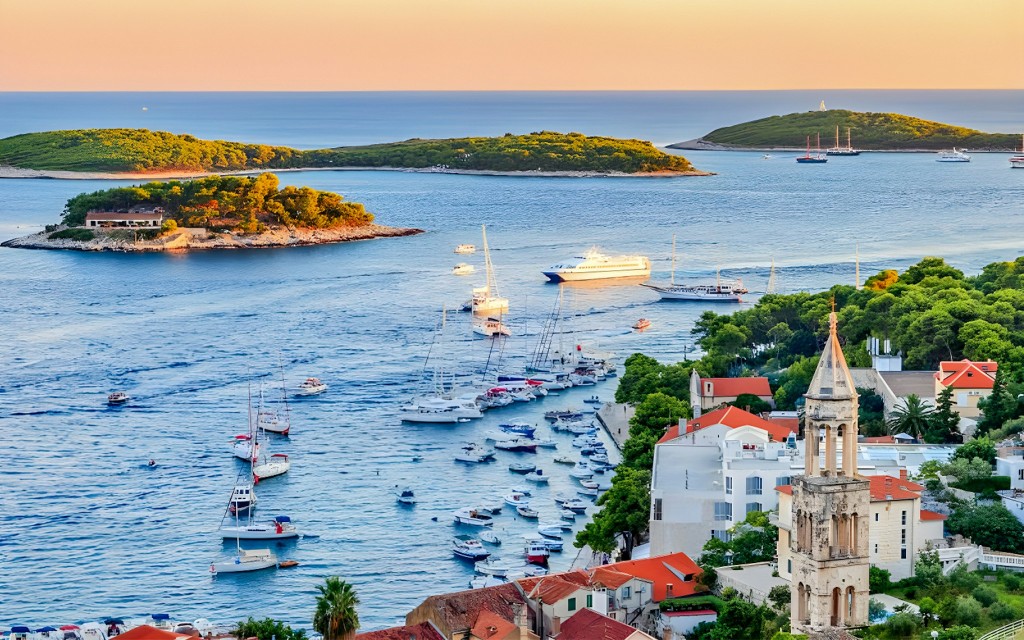 Cruzeiro de dia inteiro em Hvar e 3 ilhas com almoço e bebidas (General admission)