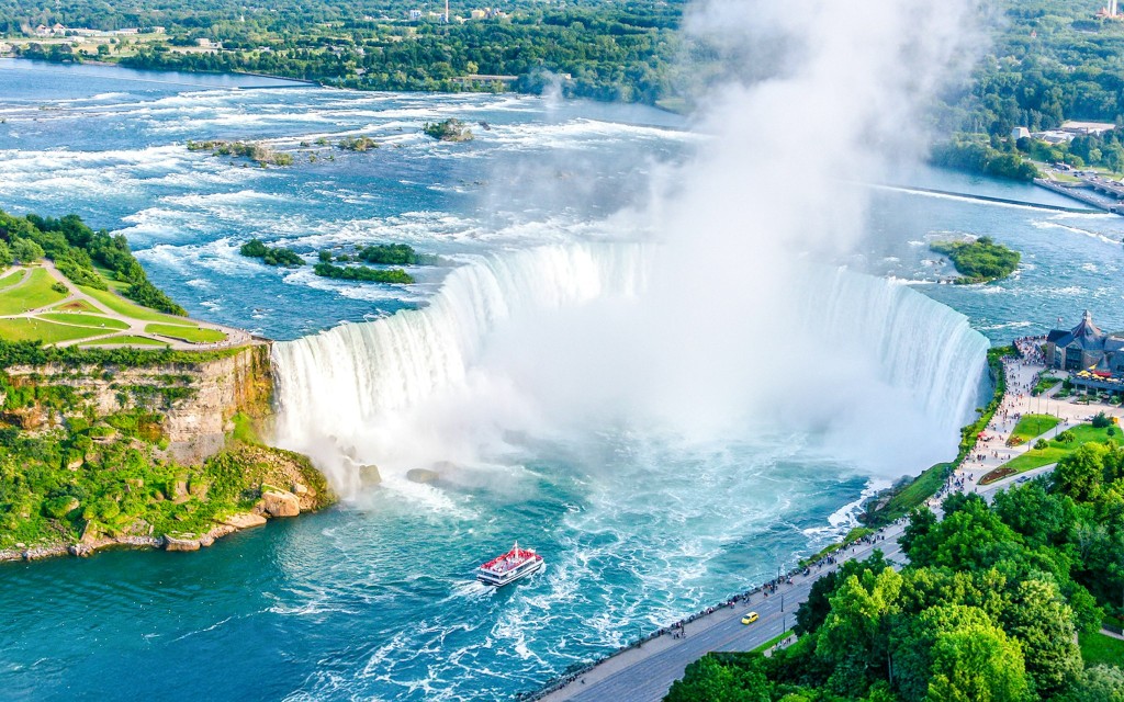 Von Toronto aus: Niagara Falls Day Tour mit Hornblower Schifffahrt, Reise hinter die Fälle und optionalem Skylon Tower (Day Tour with Hornblower Cruise, Journey Behind the Falls & Round-Trip Transportation)