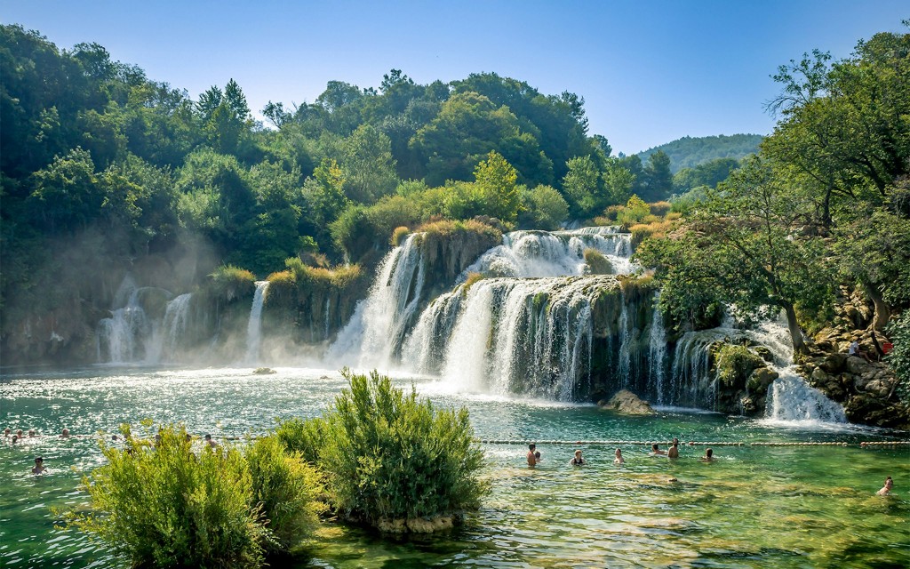 Excursion guidée d'une journée au parc national de Krka avec promenade en bateau et baignade (From Split: Day Trip without Entry Tickets)