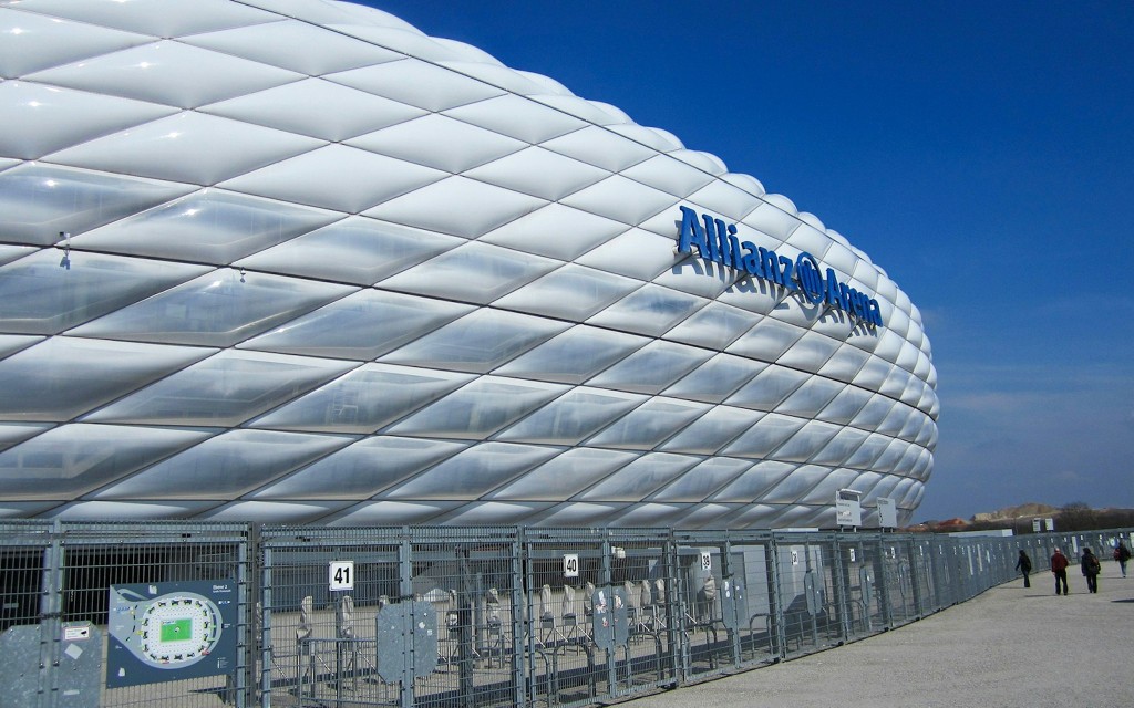 Geführte Tour durch die Allianz Arena mit Besuch des FC Bayern Museums + Bustour (English and German Guide)