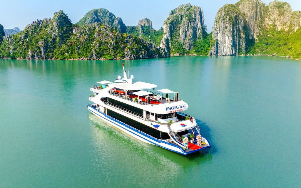Ha Long Bay Deluxe Schifffahrt mit geräumigem Sky-Deck und Allwetter-Dining (Departure from Hanoi)
