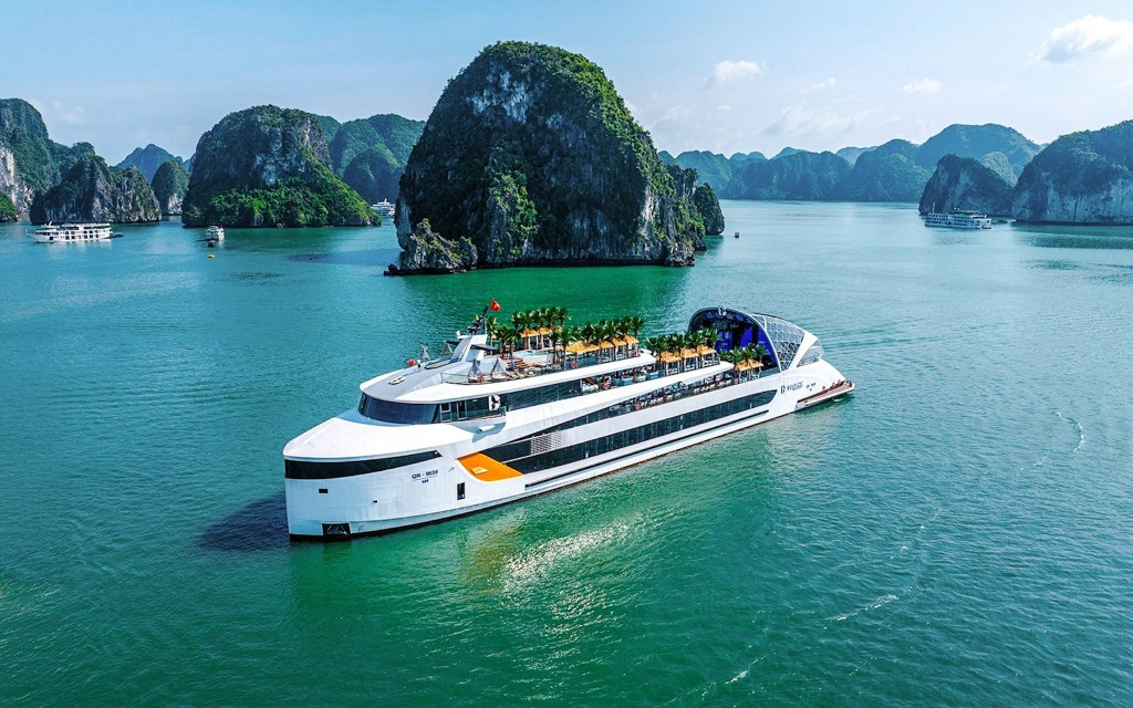 Ha Long Bay Ultra-Luxus-Schifffahrt mit 4-Deck-Yacht & Gourmet-Küche (Depart from Hanoi)