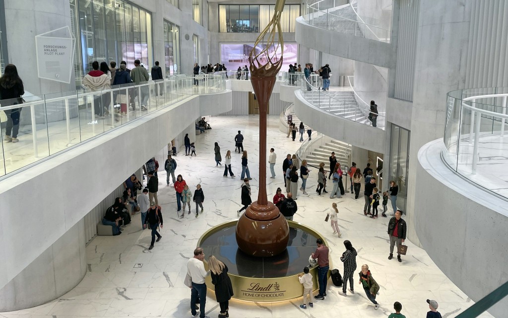 Halbtagestour durch Zürich mit Besuch des Lindt Home Of Chocolate und Stadtrundfahrt (English Guided Tour)