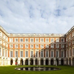 Hampton Court Palace: Entry + Roundtrip Transfer from London