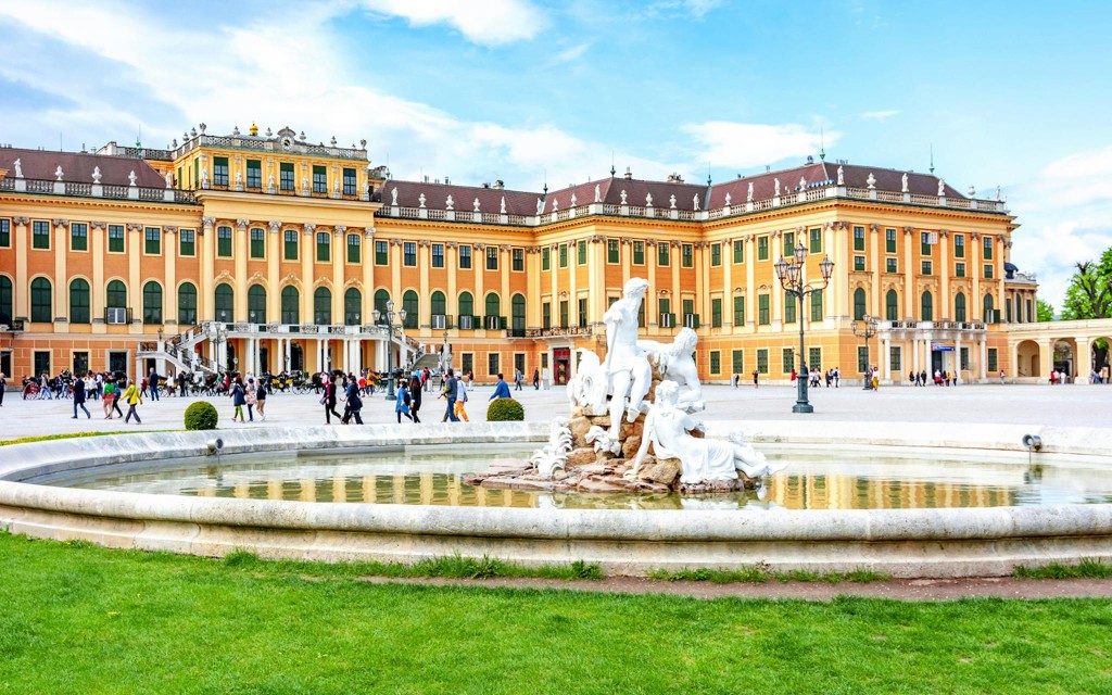 Schloss Schönbrunn und Schlosspark: Geführte Tour mit Schnelleinlass (Schönbrunn Palace & Gardens Small-Group Skip-the-Line Guided Tour in English)