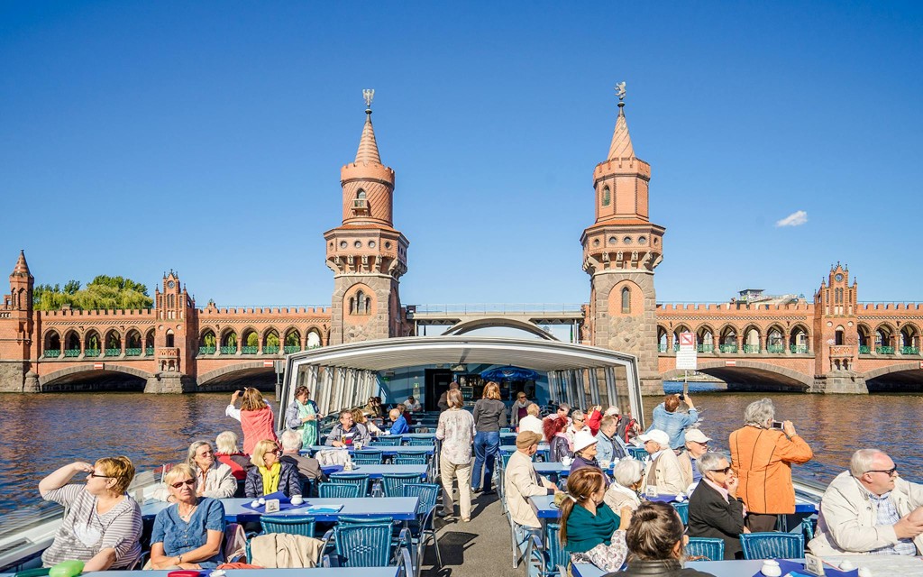 2,5-stündige Sightseeing-Schifffahrt zu den Highlights von Berlin (City Center and East-Side Cruise in Solar Catamaran)
