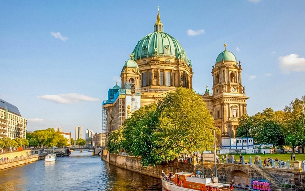 Sightseeing-Flussfahrt auf der Spree in Berlin auf einer Luxusjacht (1-Hour Cruise on the Electric Fitzgerald)