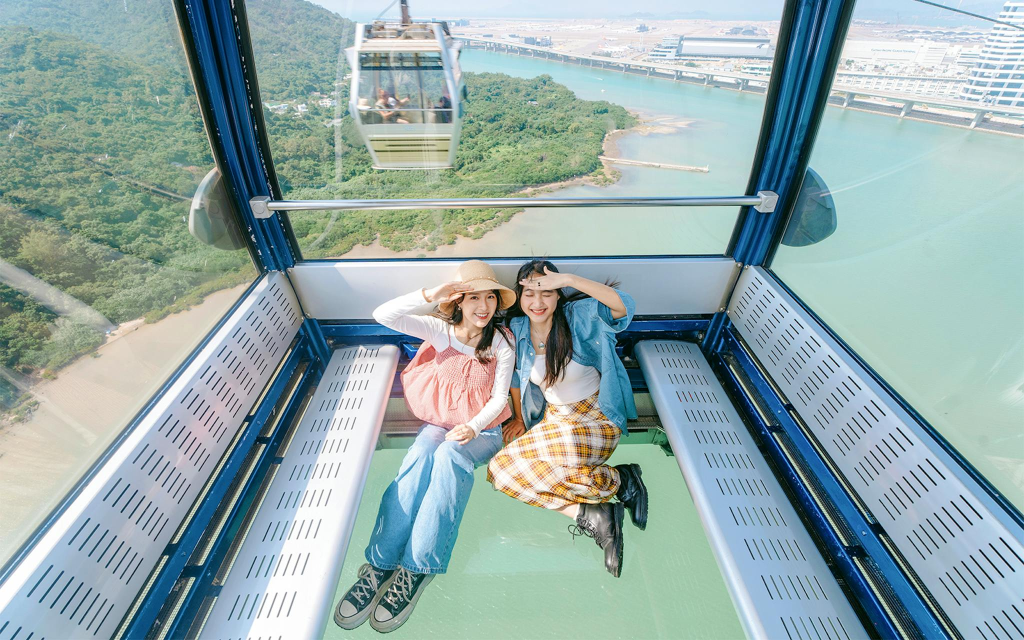 Ngong Ping Cable Car Tickets (Crystal+ Cabin Round Trip)