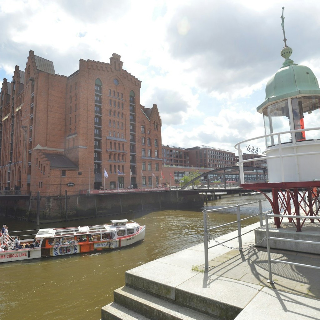 Hop-on Hop-off Harbor Tour Hamburg + International Maritime Museum