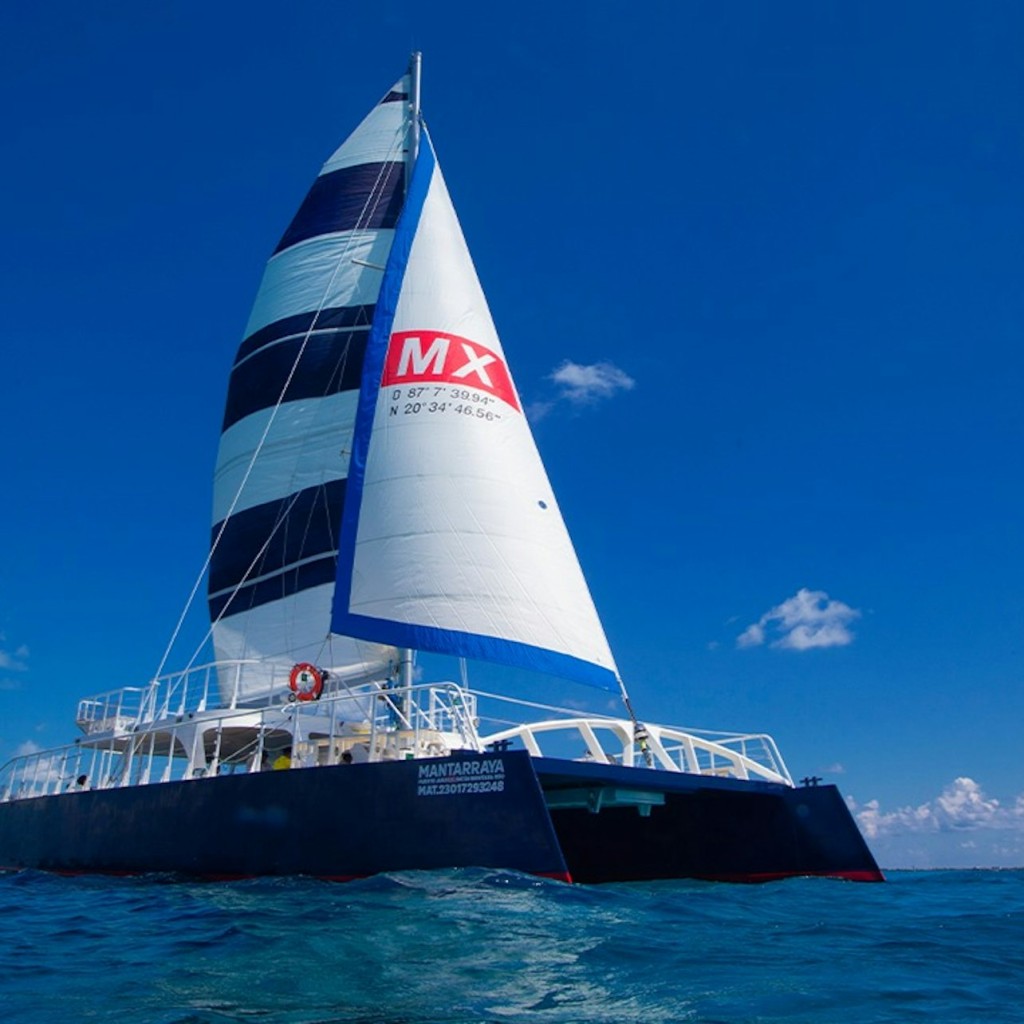 Illa Dones: catamarà amb snorkel, menjar i begudes