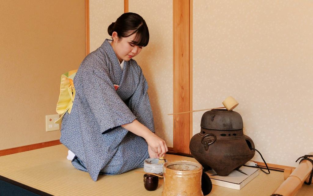Kyoto: Teezeremonie-Erlebnis + saisonale Wagashi im Machiya-Haus in der Gegend von Gion/Kiyomizu (Private Tea Ceremony Experience with Kimono Rental)